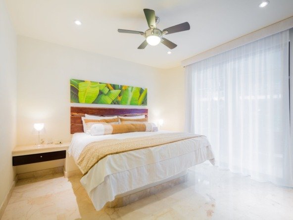 Departamento venta playa del carmen - recámara iluminada con luz natural y artificial