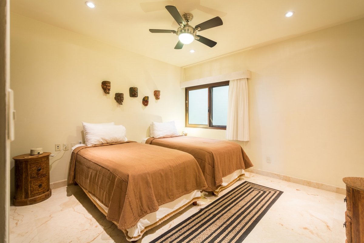 Departamento venta playa del carmen - recámara con dos camas e iluminación natural y artificial