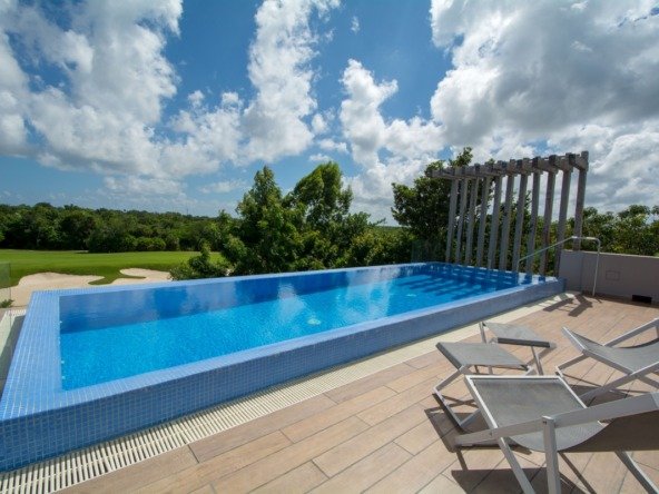 Casa en venta en cancún country club - alberca con vista hacia campo de golf