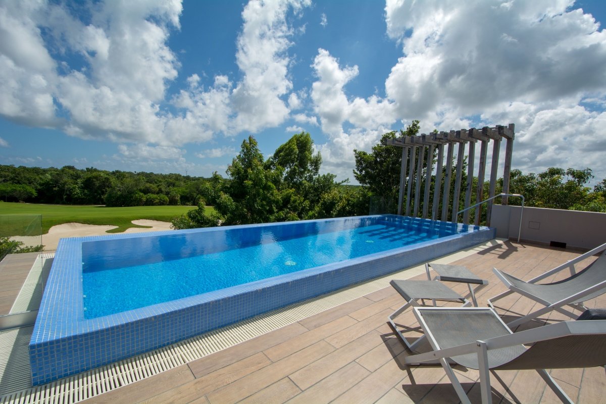 Casa en venta en cancún country club - alberca con vista hacia campo de golf