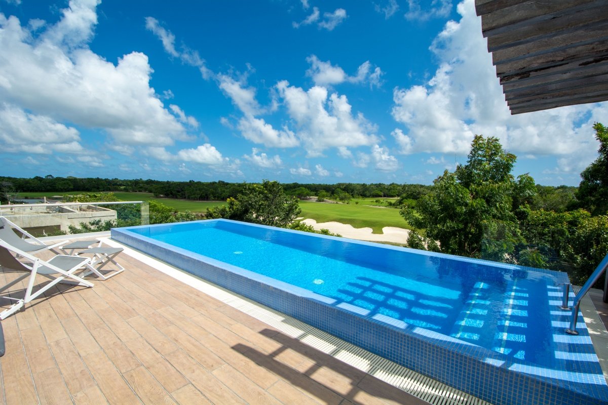 Casa en venta en cancún country club - alberca con vista hacia campo de golf
