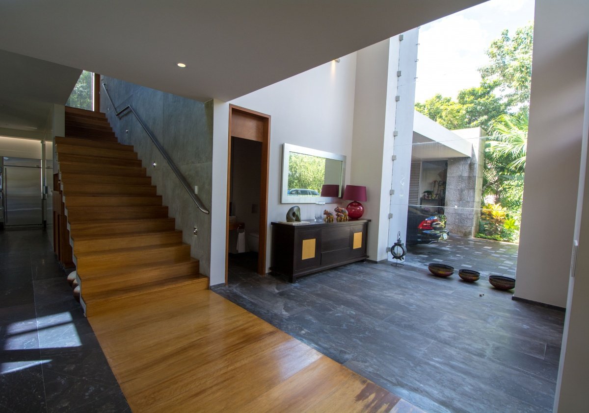 Casa en venta en cancún country club - entrada, vista hacia la escalera del segundo piso