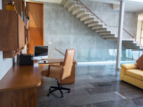 Casa en venta en cancún country club - estudio, vista hacia escritorio y escaleras