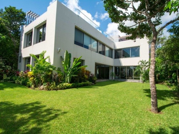 Casa en venta en cancún country club - jardín trasero, vista hacia la casa