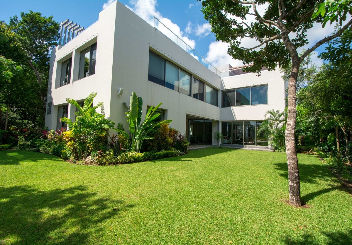 Casa en venta en cancún country club - jardín trasero, vista hacia la casa