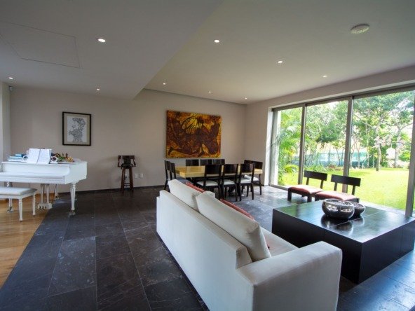 casa en venta en cancún country club - vista dese sala estancia hacia jardín trasero
