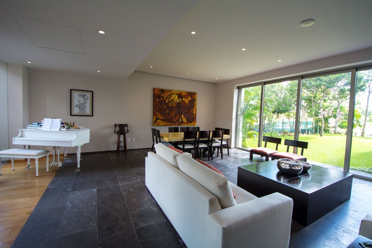 casa en venta en cancún country club - vista dese sala estancia hacia jardín trasero