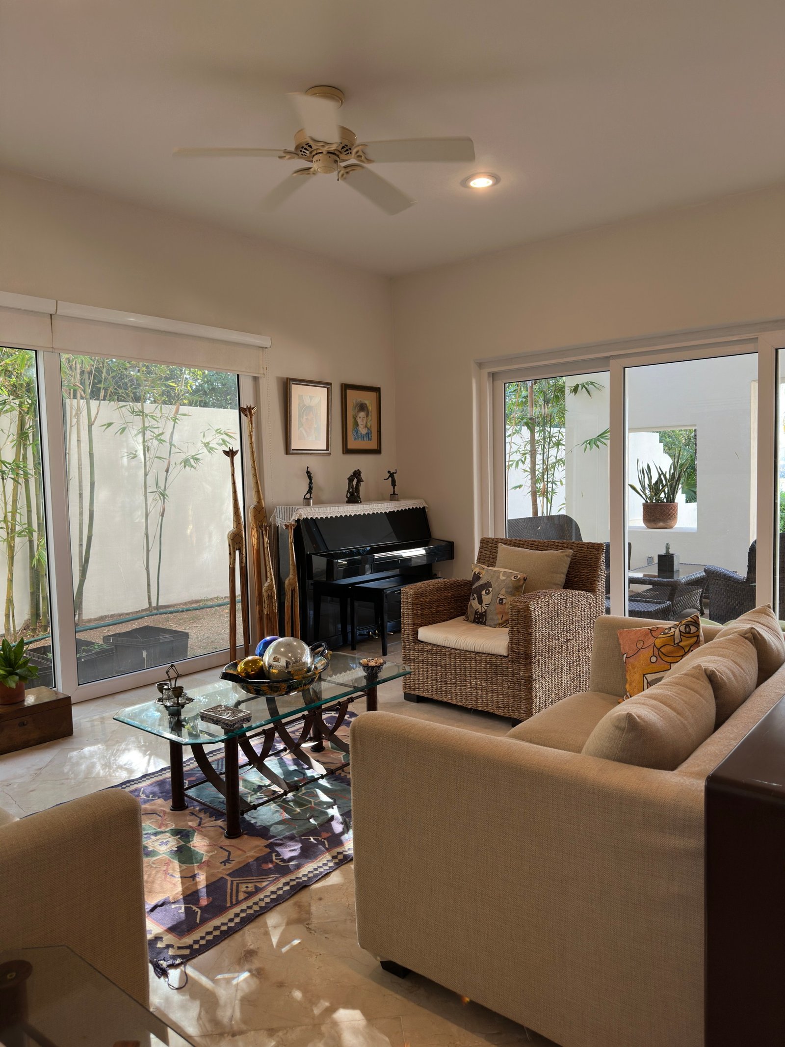 Casa en venta en lagos del sol cancun - Sala de estar con vista al jardín trasero y pasillo lateral