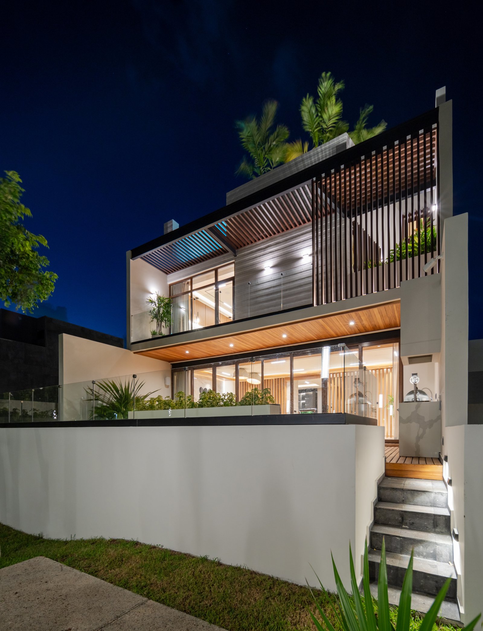 Casa en venta en puerto cancún - Moderna residencia con diseño arquitectónico contemporáneo,balcones con pérgolas y jardineras