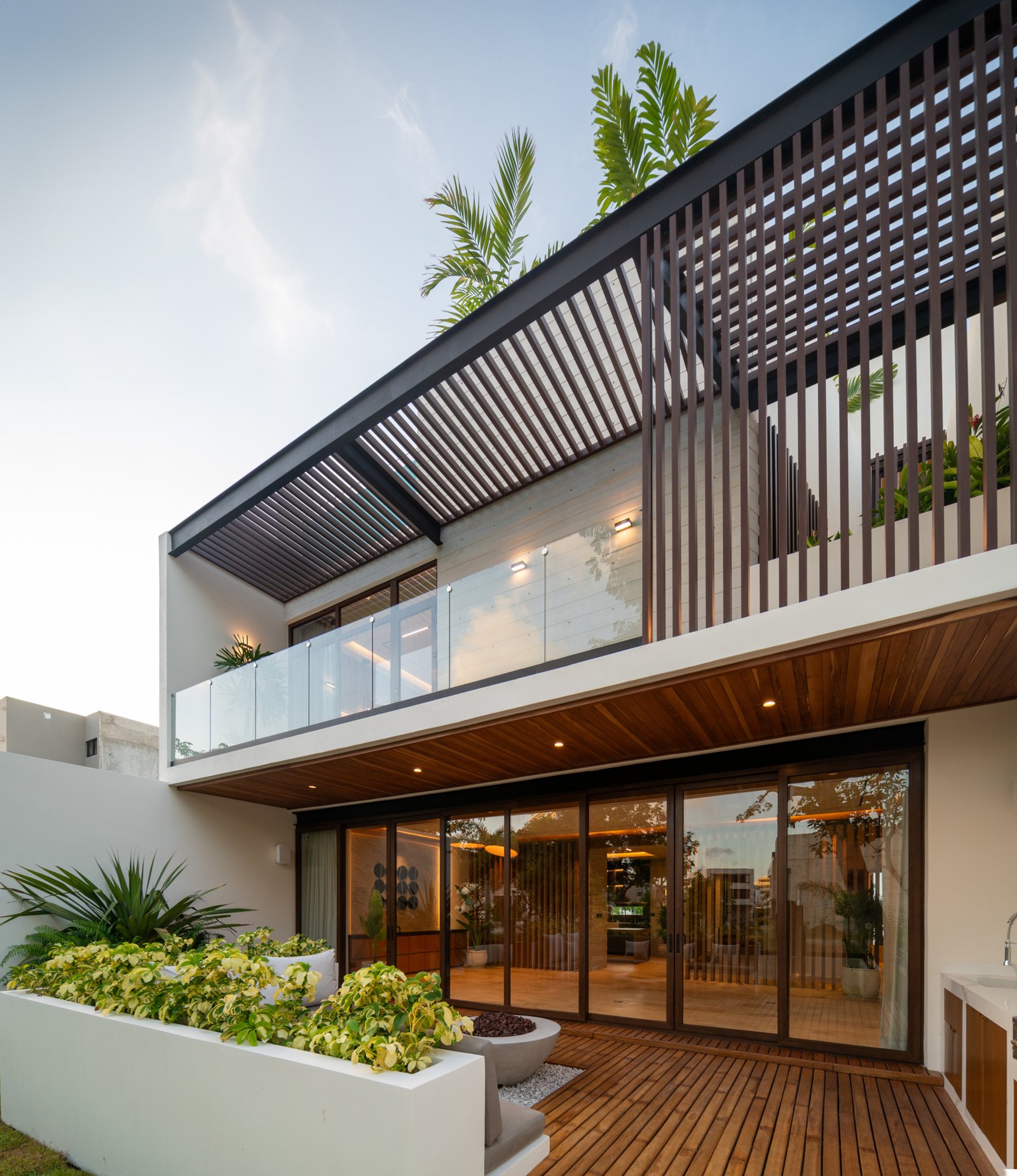 Casa en venta en puerto cancún - Moderna residencia con diseño arquitectónico contemporáneo,balcones con pérgolas y jardineras