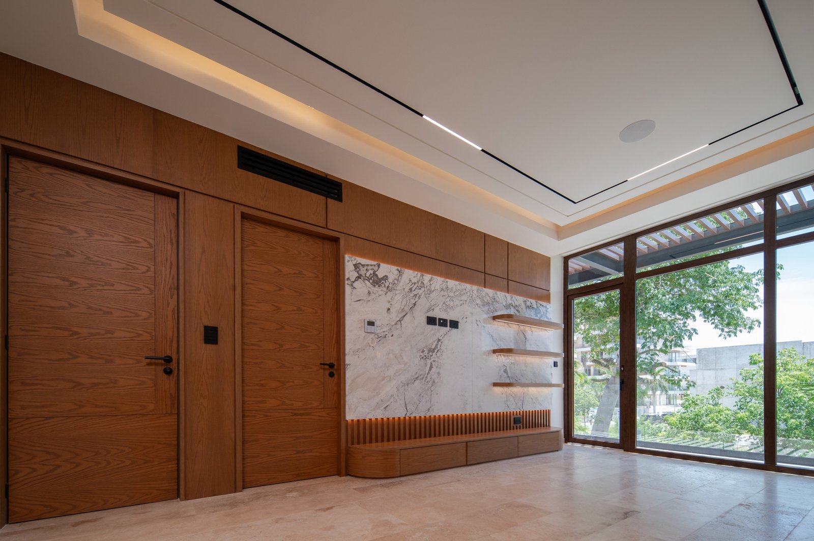 Casa en venta en puerto cancún - Recámara con elegante revestimiento de madera, pared de mármol y amplios ventanales