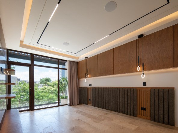 Casa en venta en puerto cancun - Espacio interior moderno con paneles de madera verticales y revestimiento de pared texturizado