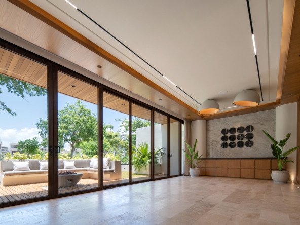 Casa en venta en puerto cancún-Espaciosa área interior con amplios ventanales corredizos que conectan con una terraza exterior