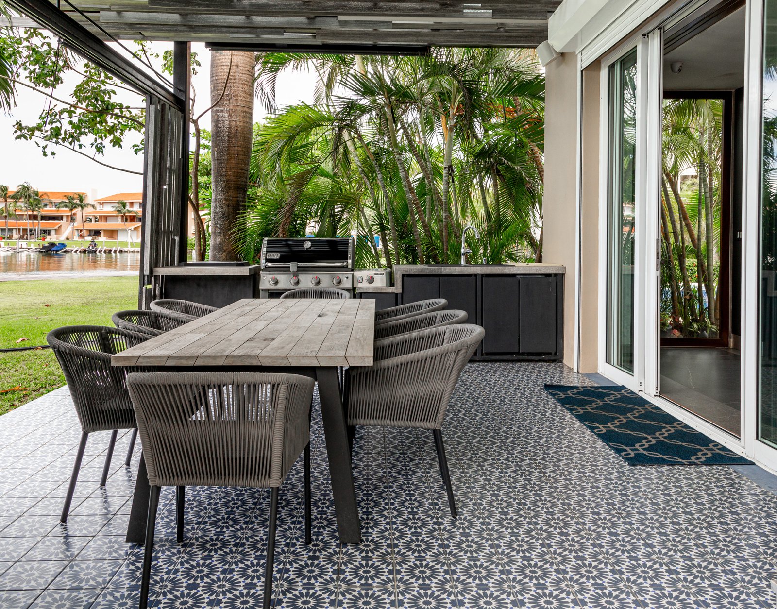 Casa venta isla dorada zona hotelera cancún - zona del asador, parte trasera de la casa y con vista a la laguna