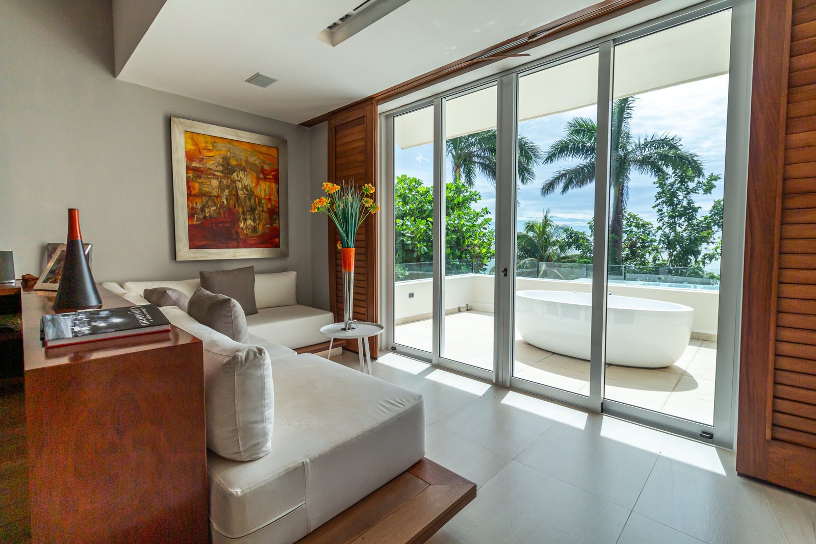 Casa venta isla dorada zona hotelera cancún - vista hacia el jacuzzi del balcón de recámara