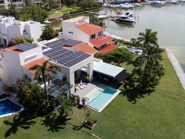 Casa venta isla dorada zona hotelera cancún - vista aérea de la casa. Se aprecia la vista que se tiene hacia la laguna
