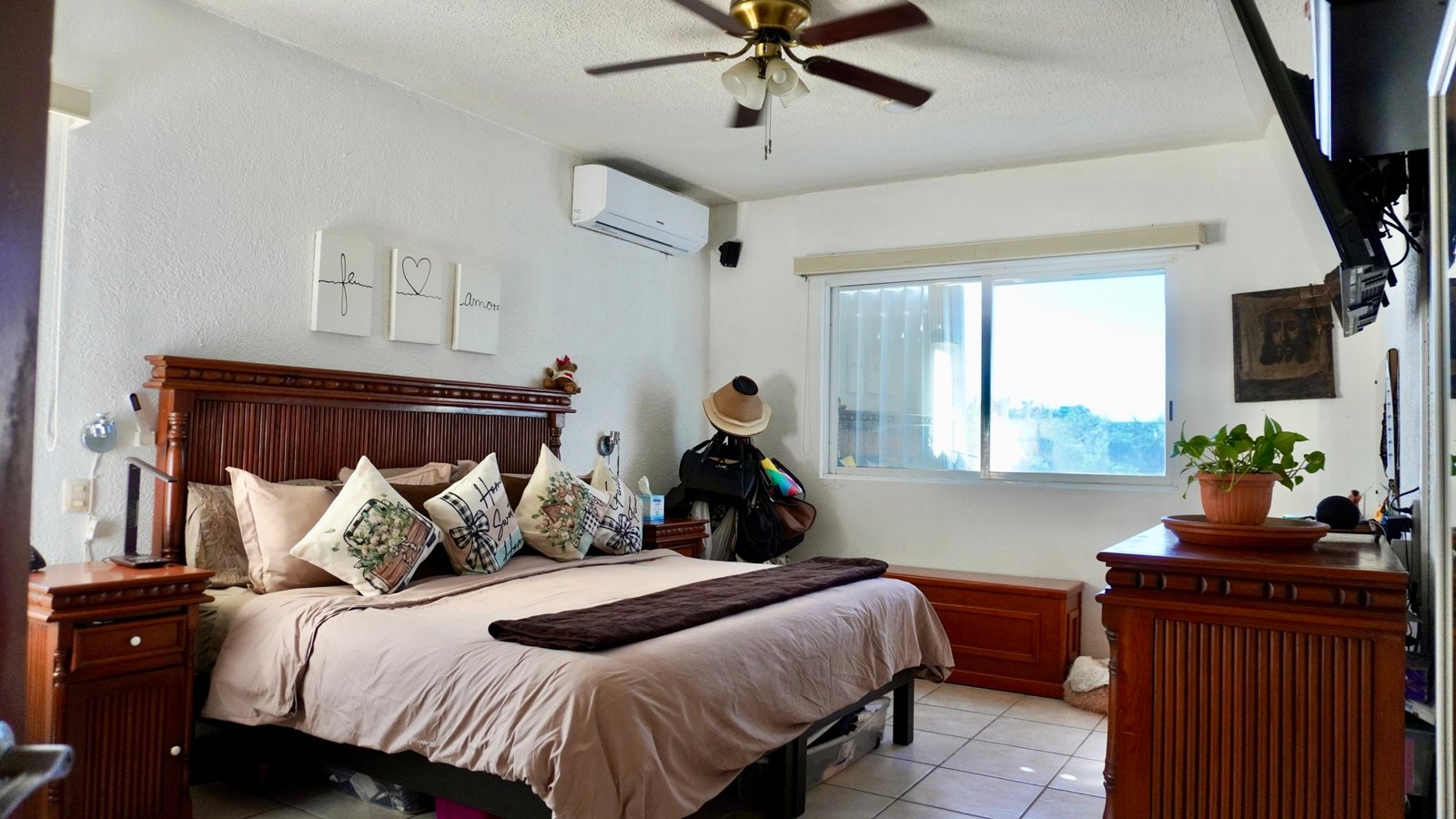Departamento en venta en centro cancún - Recámara con cama grande y mobiliario de madera tradicional.. Iluminada con luz natural