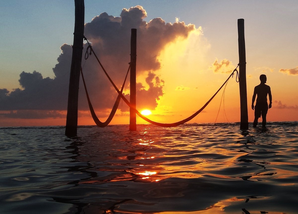Terreno en venta en isla holbox - atardecer en el mar, con hamacas sobre el agua
