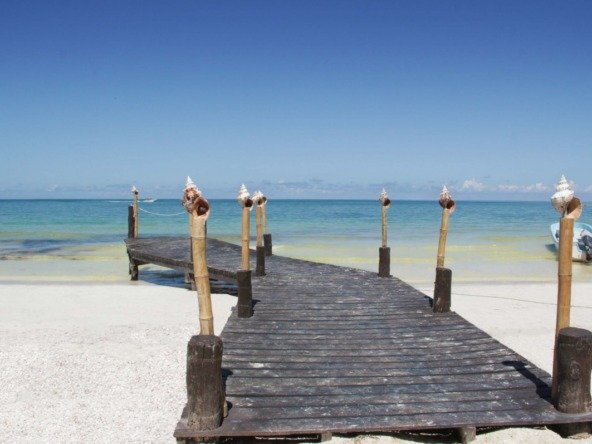 Terreno en venta en isla holbox - vista el muelle y el mar en el fondo