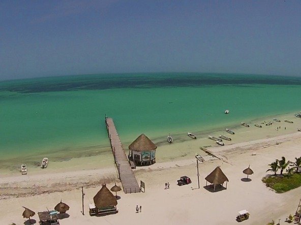Terreno en venta en isla holbox - vista aérea de playa de aguas turquesa y arena blanca