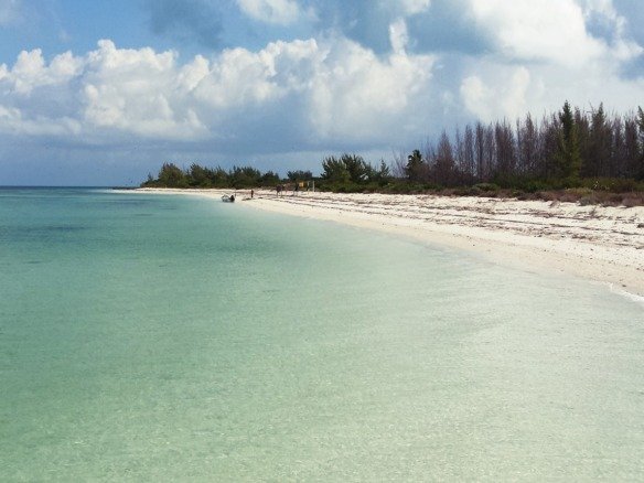 Terreno en venta en isla holbox - Playa con arena blanca, mar turquesa y vegetación costera al fondo