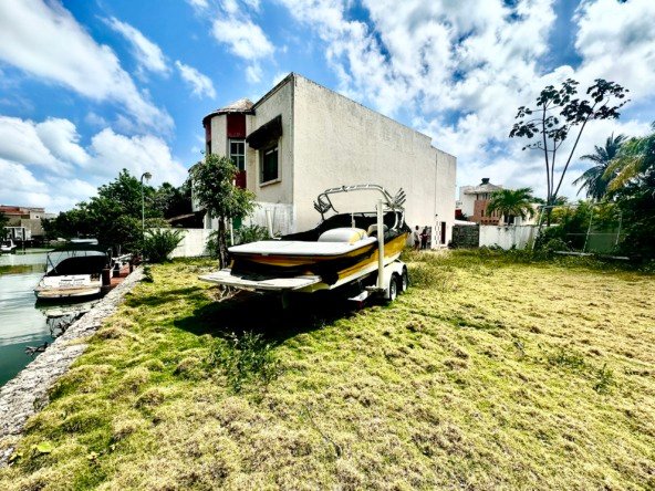 Single-family lot for sale in Cancun’s Hotel Zone on Isla Dorada with partial view