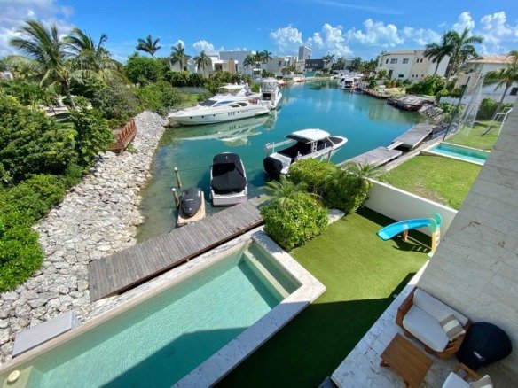 HOUSE FOR SALE IN PUERTO CANCUN WITH SWIMMING POOL AND CANAL VIEW