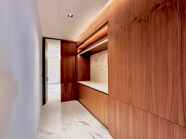 CR89 EMERALD HALLWAY