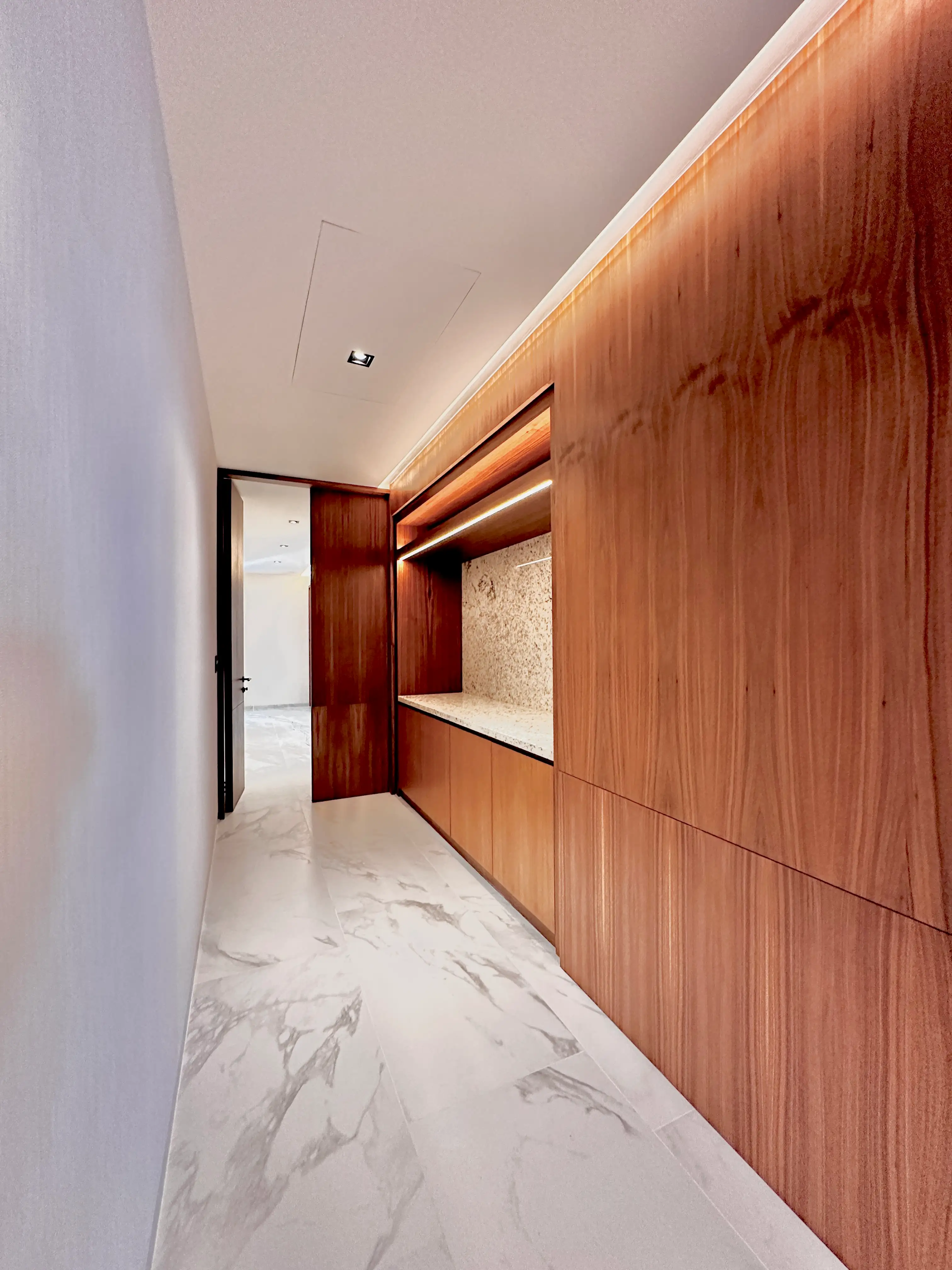 CR89 EMERALD HALLWAY