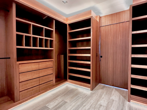 CR89 EMERALD WALK-IN CLOSET