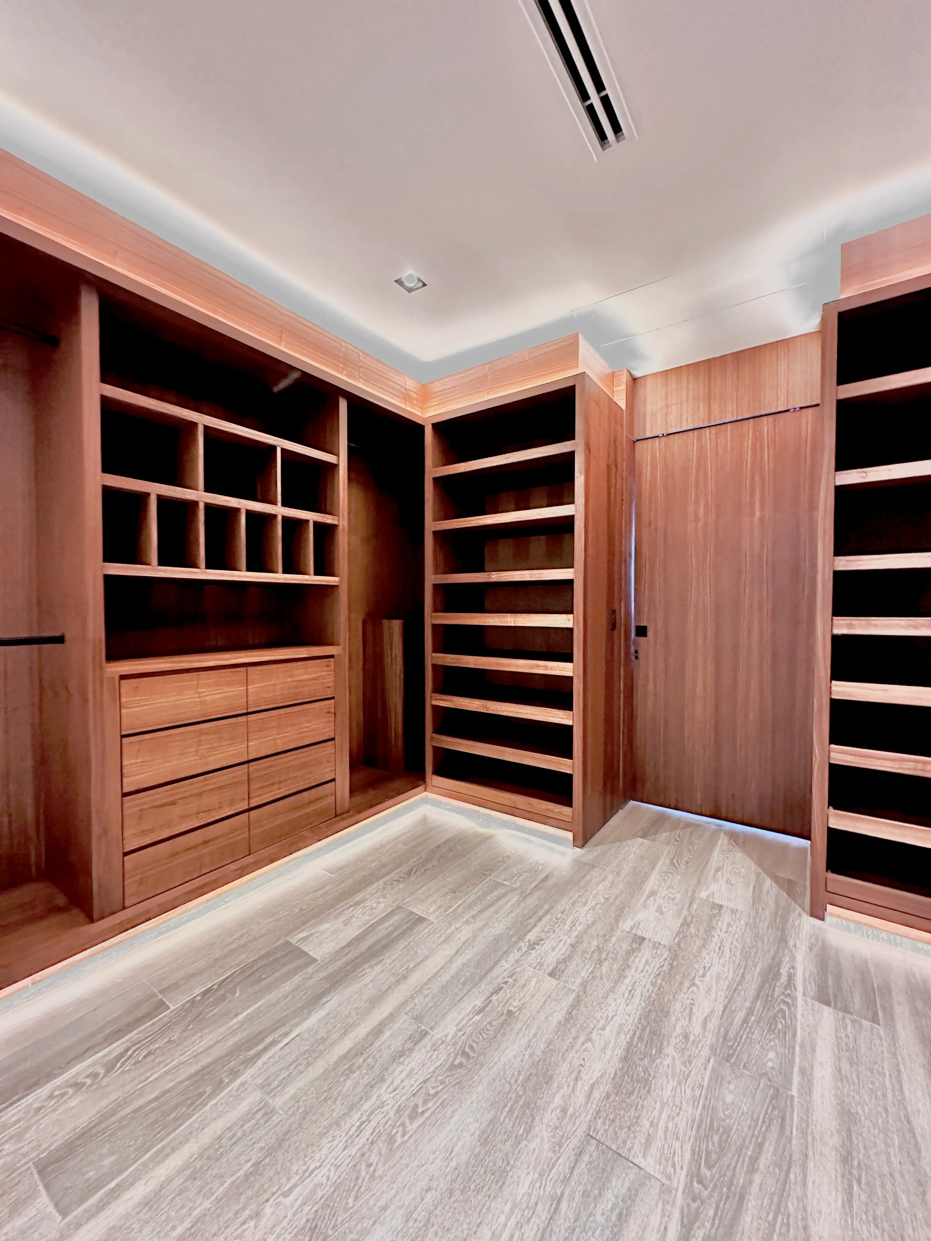 CR89 EMERALD WALK-IN CLOSET