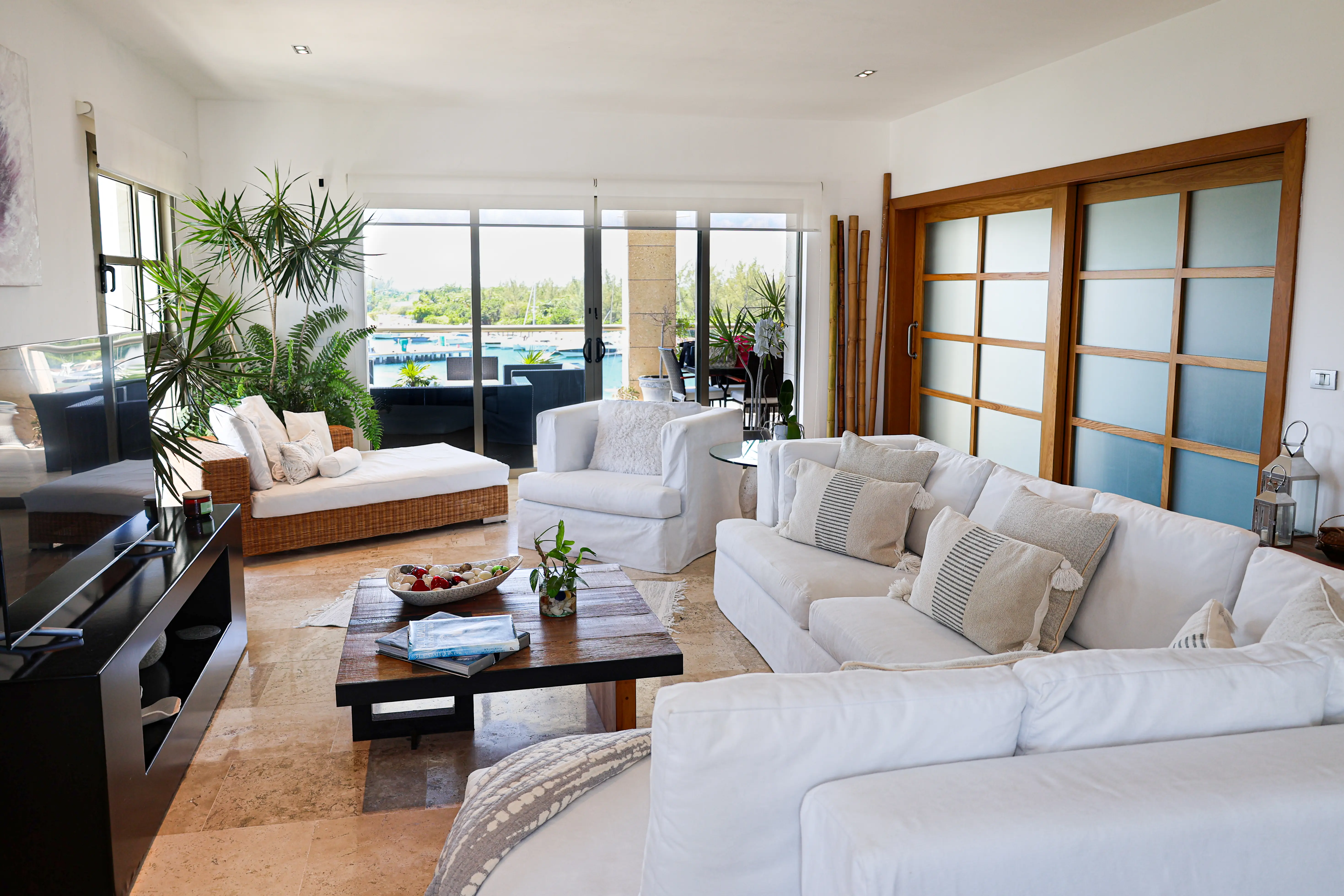 1-LIVING ROOM-LA AMADA