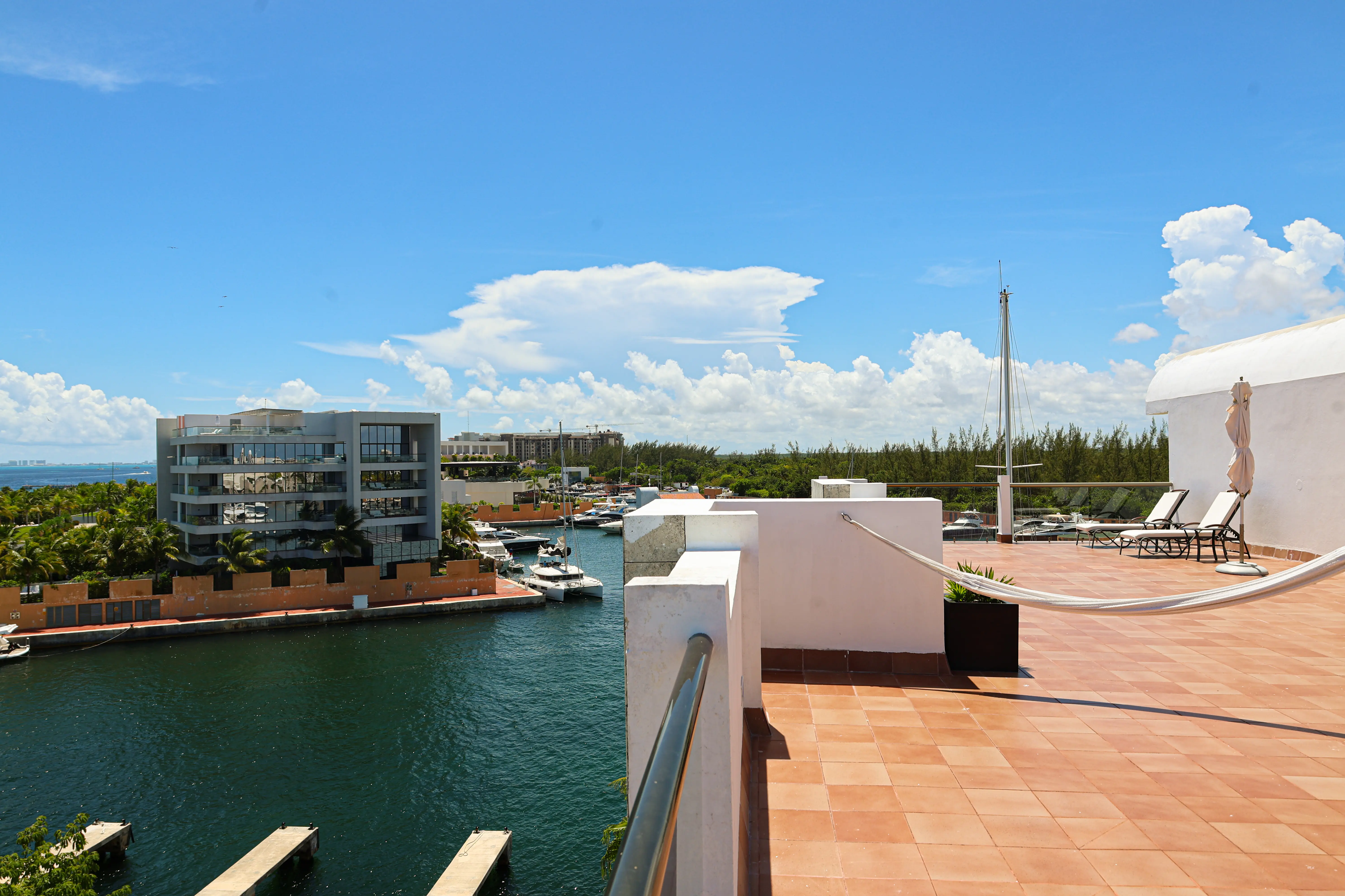 10-VIEW-LA AMADA