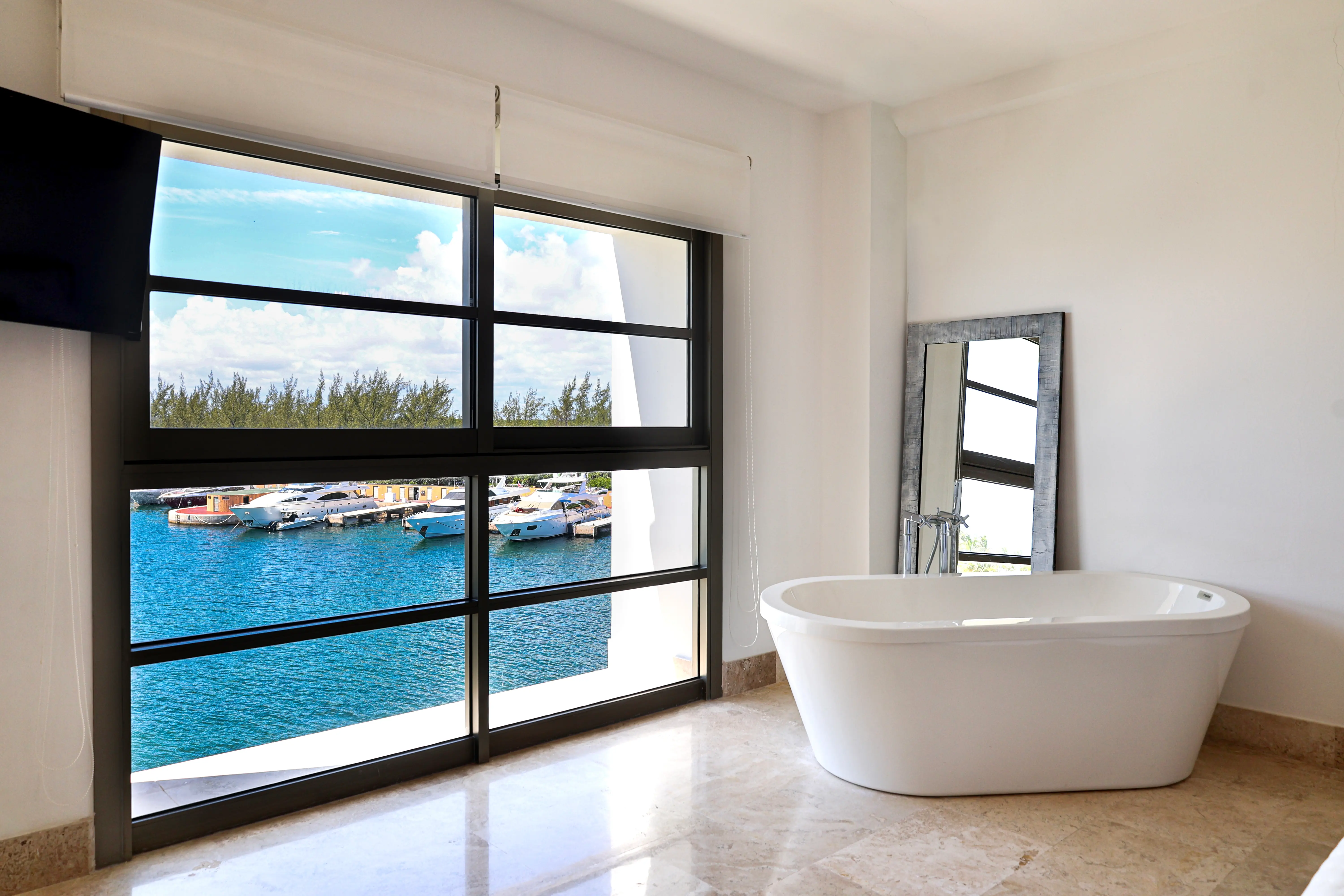 5-MASTER BEDROOM-LA AMADA