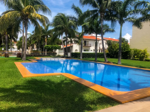10 Pool, Isla Amorosa CR98