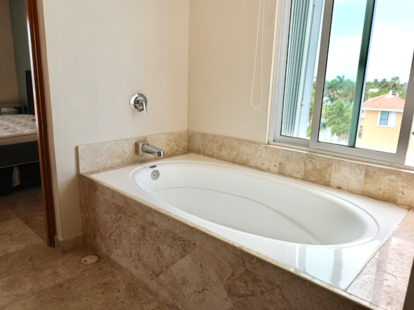 7-Master-Bathroom-Tub-CR100