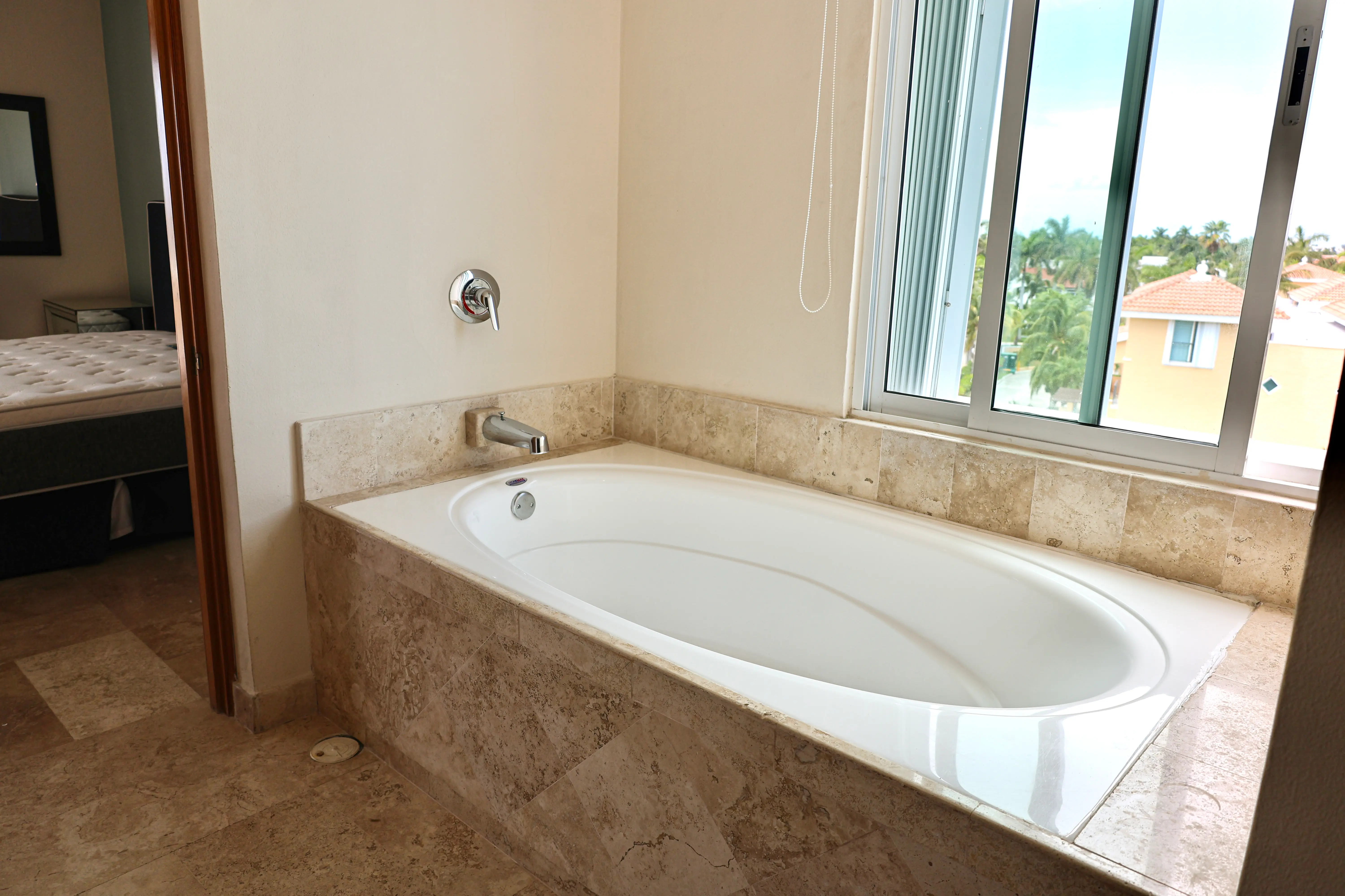 7-Master-Bathroom-Tub-CR100