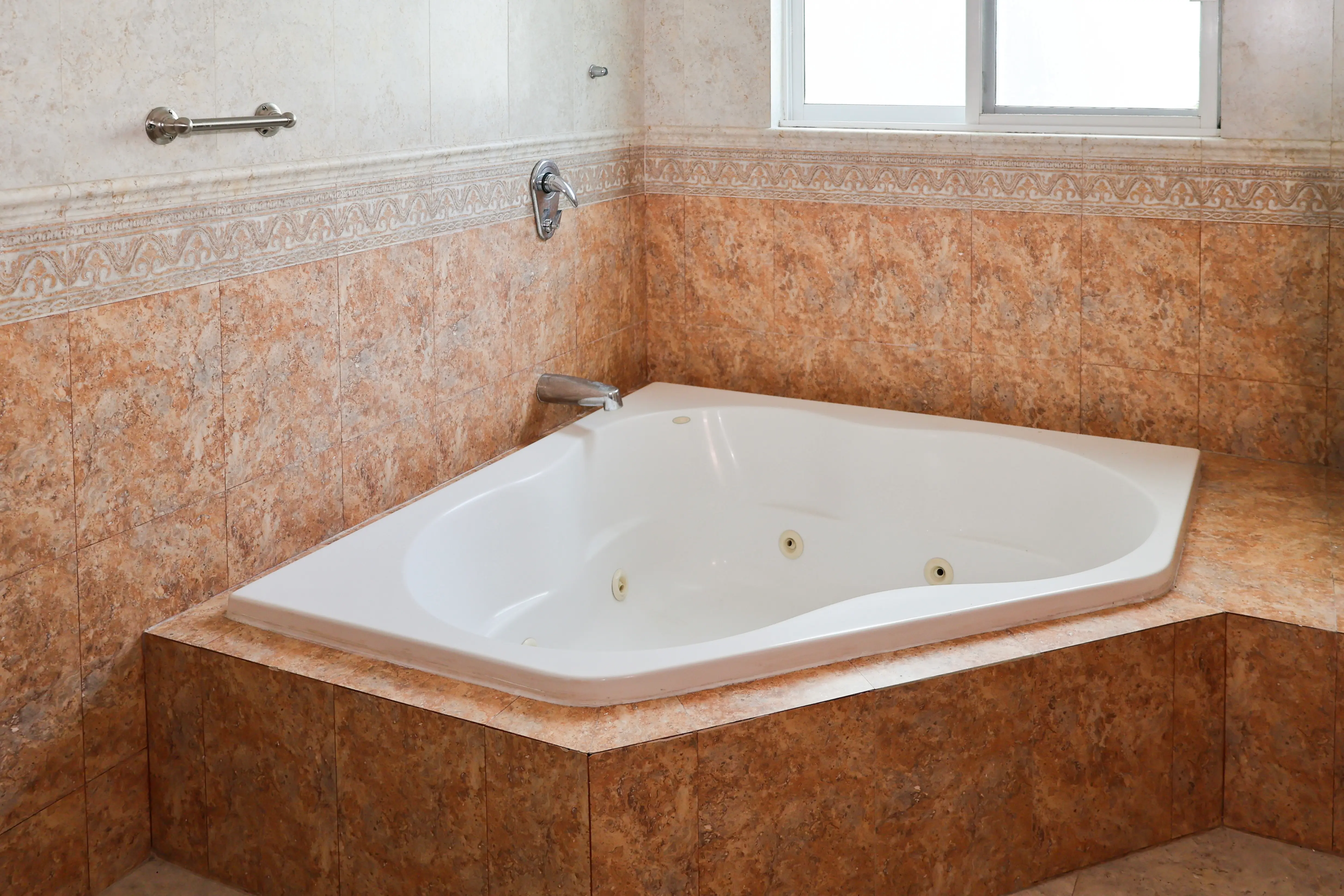 9-Master-Bedroom-Bathtub